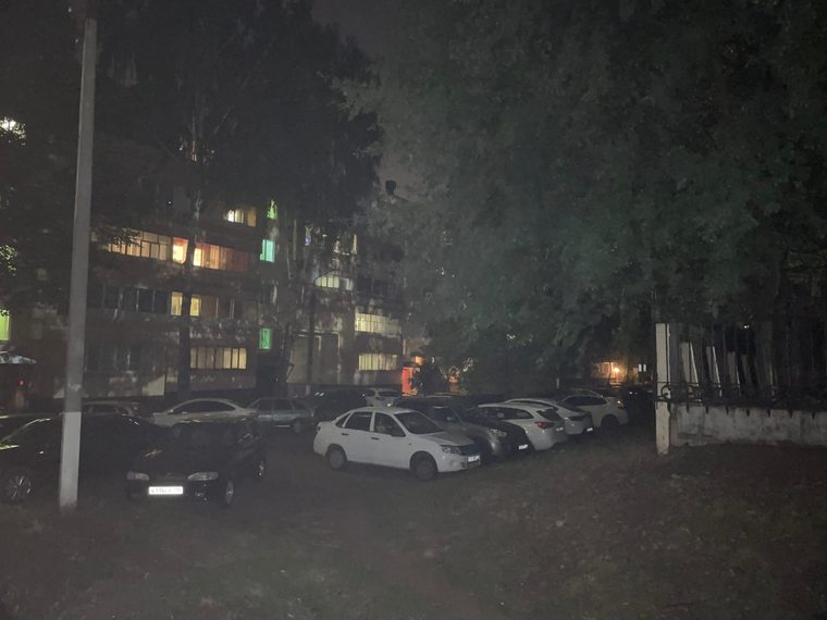 Жители нескольких дворов Нижнекамска ходят с фонариками из-за отсутствия уличного освещения
