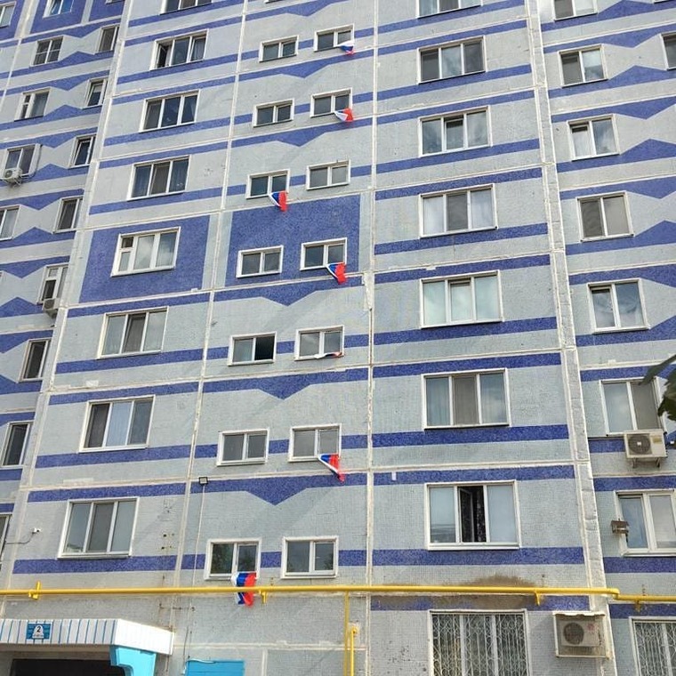 Вывешенные на доме российские флаги