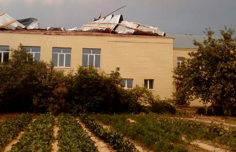 В Татарстане несколько школ остались без кровли после сильного ветра
