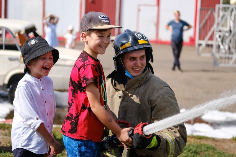 В Нижнекамске пожарные по доброй традиции дали напутствие будущим первоклашкам