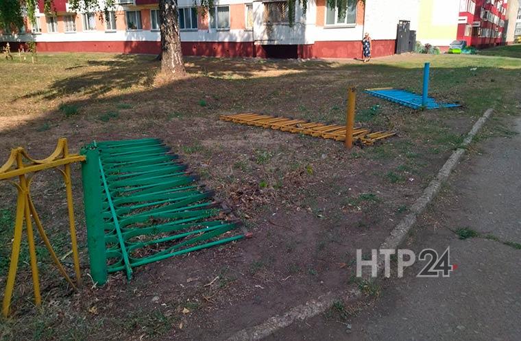 В Нижнекамске неизвестные украли забор с детской площадки