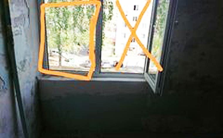 Неправильно установленные окна в подъезда дома