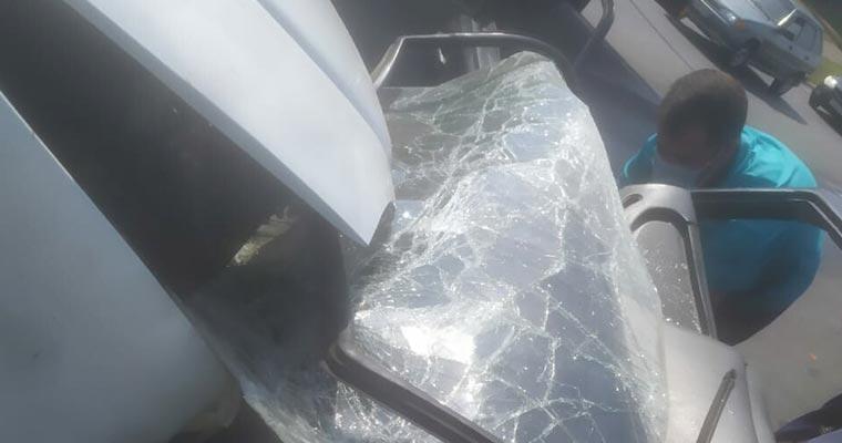 От столкновения лопнуло стекло у отечественной машины