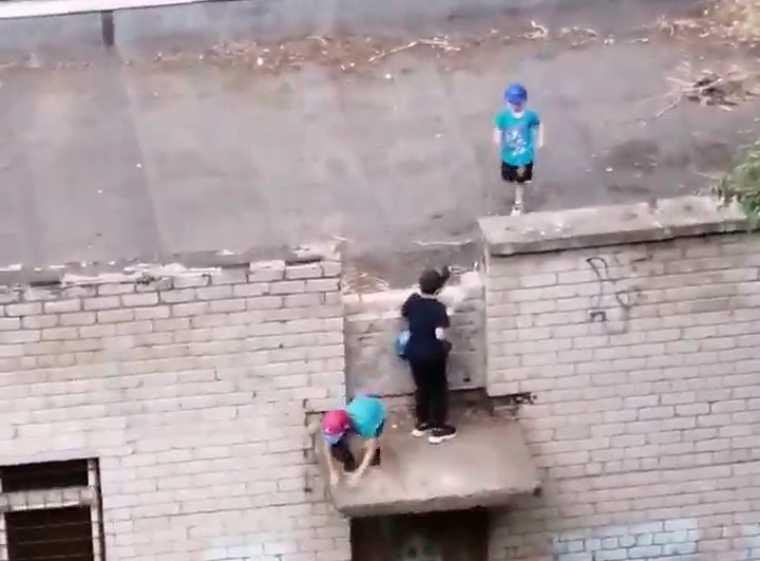 «Долго не мог слезть»: нижнекамец показал играющих на крыше заброшенной теплицы детей