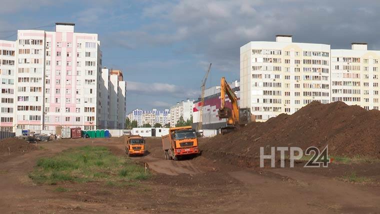 Жители дома в Нижнекамске боятся выпускать детей на улицу из-за строительной техники