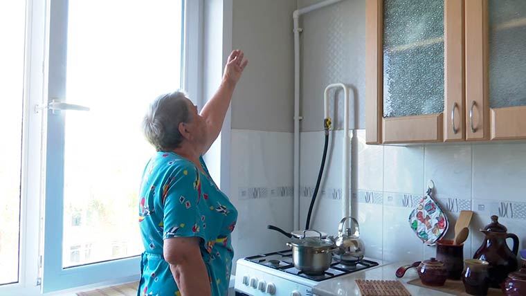 В Нижнекамске представители УК пообещали сделать ремонт в квартире пенсионерки, которую топит 5 лет