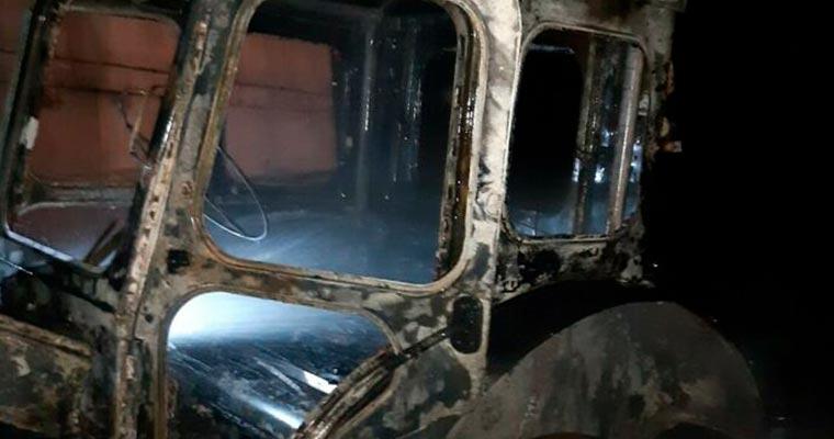Трактор без госномеров сгорел на дороге в Менделеевском районе