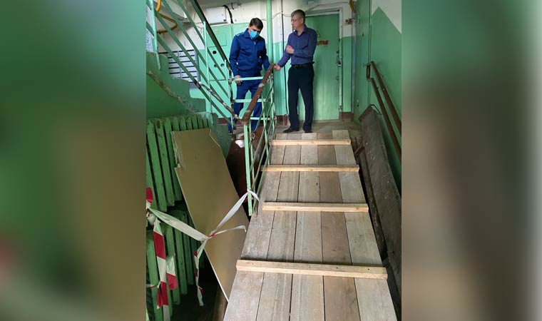 В одном из многоэтажных домов Татарстана обрушился лестничный пролет