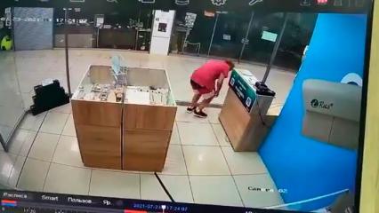 В Нижнекамске мужчина попал на камеру, пока грабил магазин - его разыскивает полиция - НТР 24