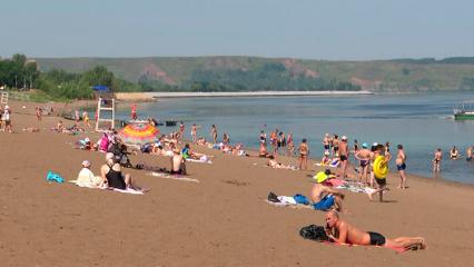 В Нижнекамске установилась 37-градусная жара, на пляже — аншлаг - НТР 24