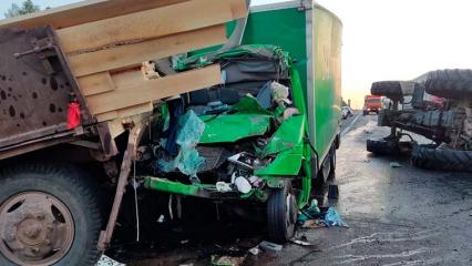 На трассе в Татарстане фургон въехал в гружёный досками трактор – один человек погиб