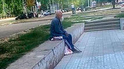 Жительница Нижнекамска рассказала о сидящем целыми днями около магазина пожилом человеке