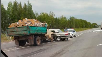 В Нижнекамском районе столкнулись грузовик с брёвнами и легковушка