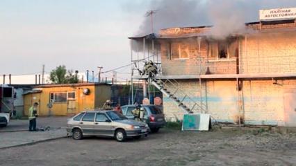 В Нижнекамске загорелось здание бывшей автостоянки