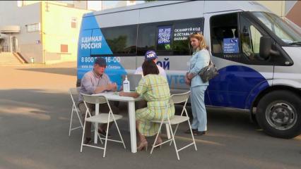 Мэр Нижнекамска проверил работу мобильной общественной приемной «Единой России»
