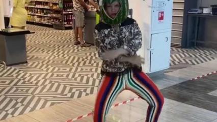 В Нижнекамске девушка станцевала перед посетителями магазина с арбузной коркой на голове