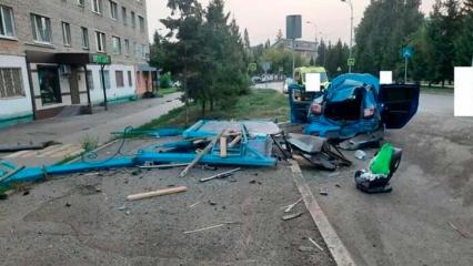 В Татарстане водитель снёс остановку, травмировав людей