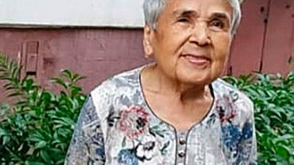 90-летняя жительница Нижнекамска выращивает цветник возле дома - НТР 24