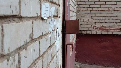 Жителей Нижнекамска не устраивает дверь, которая пытается вывалиться из проёма