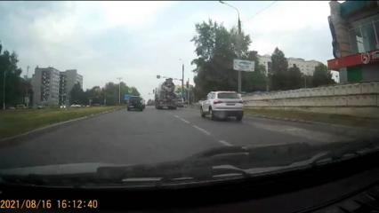 В Нижнекамске на видео попало, как из бетономешалки на дорогу вылился бетон