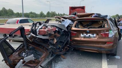 На видео попали последствия столкновения «BMW» и грузовика в Татарстане