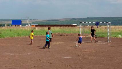 В поселке под Нижнекамском за пару дней заросший травой пустырь превратили  в футбольное поле - НТР 24