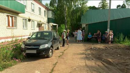 Жителям поселка под Нижнекамском вместо детской площадки поставили забор, он им мешает уже 20 лет - НТР 24