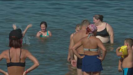 Нижнекамцы спасаются от жары в водах Камы - НТР 24