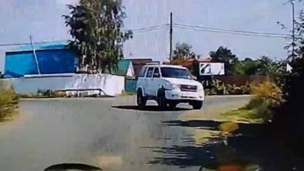 Нижнекамский водитель выложил видео, как в него едва не влетел джип из-за поворота