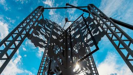 Нижнекамцам показали установленную в центре города новую 13-метровую стелу