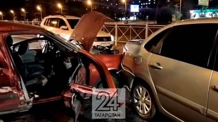В Казани из-за водителя грузовика, который отвлекся на телефон, произошло массовое ДТП