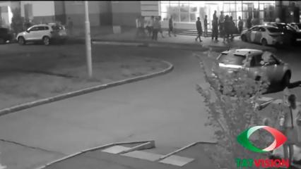 Опубликовано видео массовой драки на ул. Гайнуллина в Нижнекамске - НТР 24