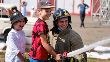 В Нижнекамске пожарные по доброй традиции дали напутствие будущим первоклашкам