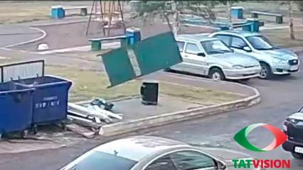 На камеры видеонаблюдения попали кадры пятиминутного урагана в Нижнекамске - НТР 24