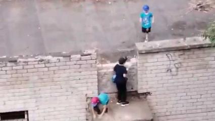«Долго не мог слезть»: нижнекамец показал играющих на крыше заброшенной теплицы детей
