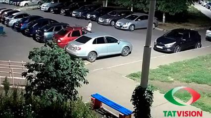 В Нижнекамске девочки, снимающие колпачки с колес автомобилей, попали на видео