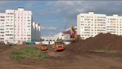 Жители дома в Нижнекамске боятся выпускать детей на улицу из-за строительной техники