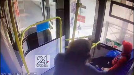 «Водитель - не экстрасенс»: на видео попал момент, как в Татарстане ребенка прижало дверью автобуса