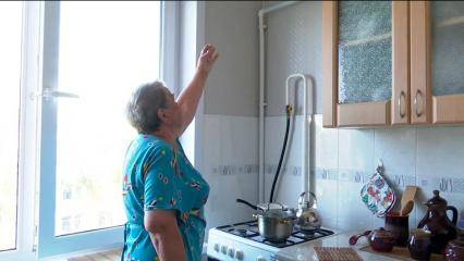 В Нижнекамске представители УК пообещали сделать ремонт в квартире пенсионерки, которую топит 5 лет