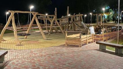 В Нижнекамске на набережной устанавливают новую игровую площадку