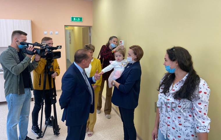 Мэр Нижнекамска Айдар Метшин разговаривает с родителями и детьми