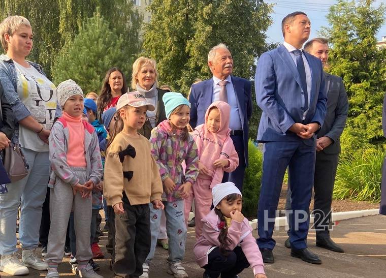 Дети и чиновники на открытии детсада в Нижнекамске