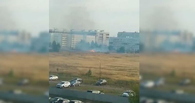 В Нижнекамске очевидец заснял, как горит поле на ул. Гайнуллина