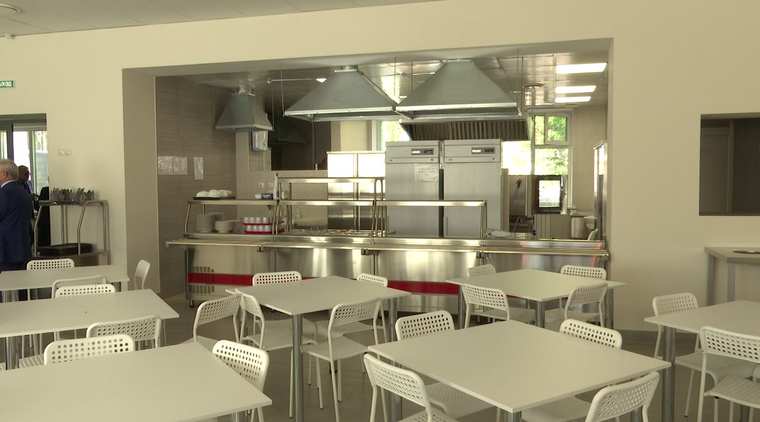 В Сухаревской школе открыли новую столовую — теперь ученикам не придётся бегать на обед через улицу