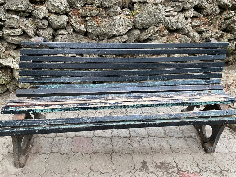 Ободранная и сломанная скамейка