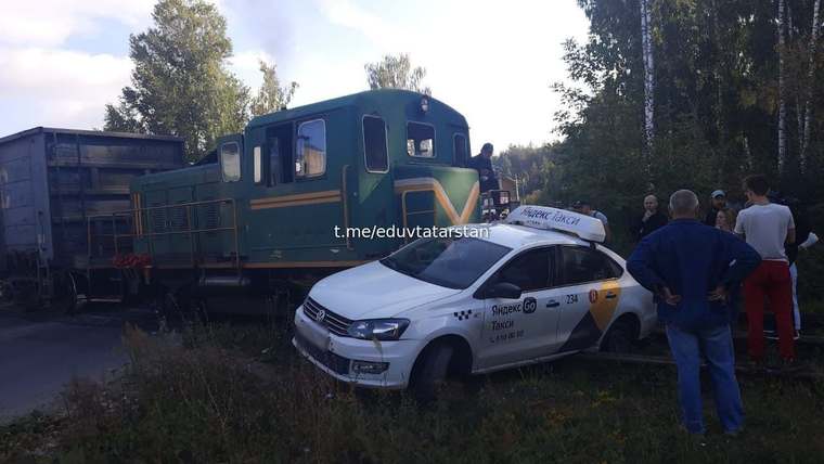 В Татарстане машину Яндекс.Такси снёс поезд