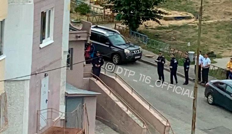 В Татарстане в лифте многоэтажки обнаружили труп мужчины
