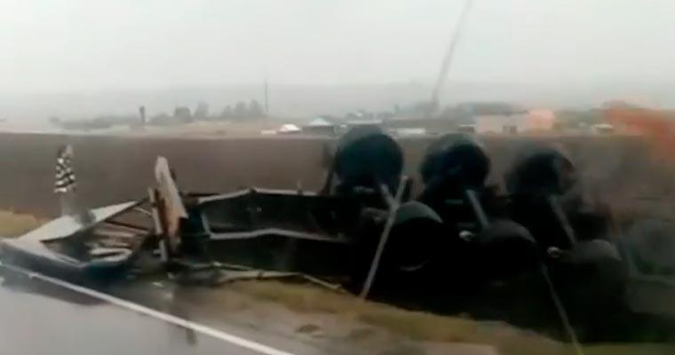«Остался без машины и под дождём»: в Татарстане опрокинулся грузовик с прицепом