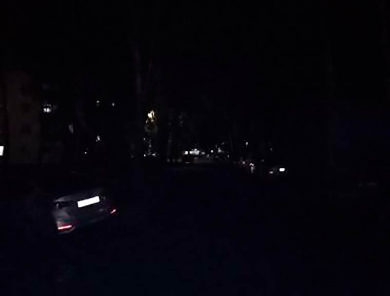 Темнота вдоль домов по улице Тукая
