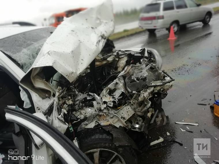 При столкновении двух кроссоверов на трассе Челны — Нижнекамск погибла женщина